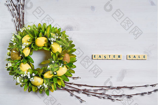 复活节背景，白色木桌上有彩蛋、柳絮和复活节特卖字样