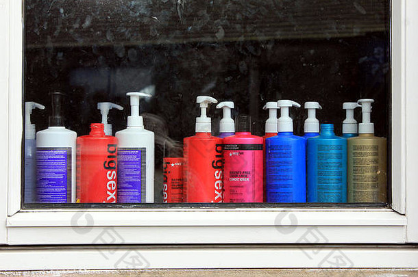 在斯基普顿一家理发店的橱窗里，摆满了护发产品和化学品瓶
