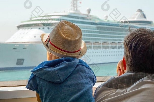 父亲儿子旅行欧洲希腊快乐家庭时间快乐父亲儿子享受迷人的视图衬管船反射旅行支出时间家庭圣诞节时间