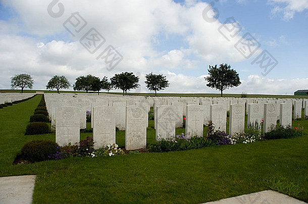 奥维利埃公墓位于法国索姆的英国<strong>一战</strong>公墓。