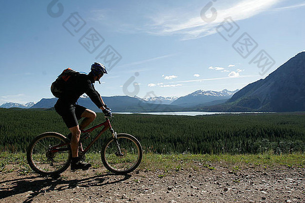 在美丽的不列颠哥伦比亚省奇尔科廷山脉进行山地自行车露营旅行，7月飞机支持冒险