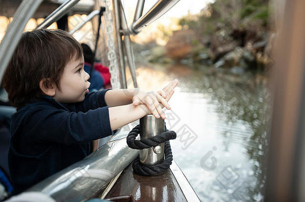 澳大利亚塔斯马尼亚州卡塔拉峡谷游船上的小男孩