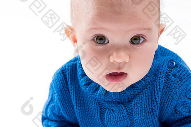 一个棕绿色眼睛的婴儿的特写镜头