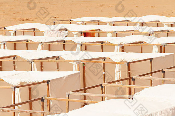 欧洲，法国，卢瓦尔河，旺迪，萨布尔斯-德奥隆海滩上的一排沙滩帐篷。