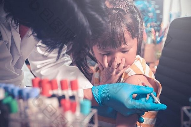正在接受注射的婴儿，近距离医生在医院健康和医疗理念中向亚洲小女孩疫苗的手臂注射疫苗，4-6岁