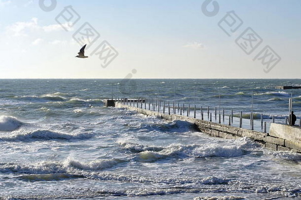 海浪拍打着敖德萨的一个码头。黑海。