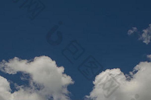 白色云蓝色的背景阳光明媚的一天网络横幅设计