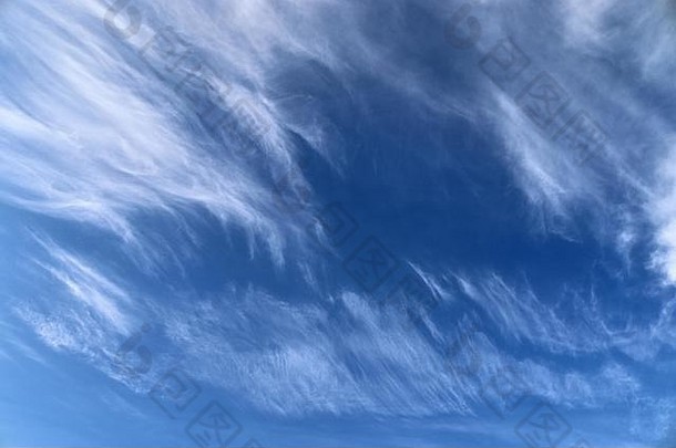 在晴朗的日子里，蓝天映衬着卷云的天堂<strong>背景</strong>