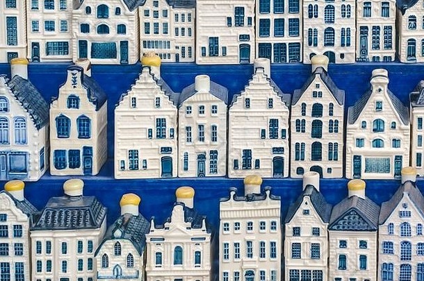 行蓝色的微型瓷阿姆斯特丹运河房子