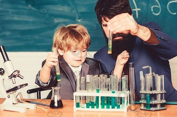 回到学校。向孩子解释生物学。父亲和儿子在学校。生物技术研究概念。化学和物理生物学。有胡子的男老师和小男孩。按照你想要的方式行动。