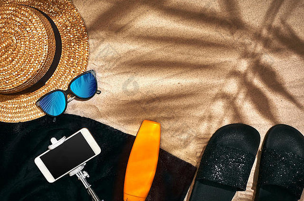 带草帽、太阳镜、防晒瓶和人字拖的夏季背景