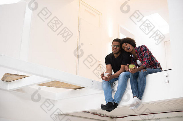 一对年轻的美籍非裔夫妇在搬进<strong>新居</strong>时休息了一下