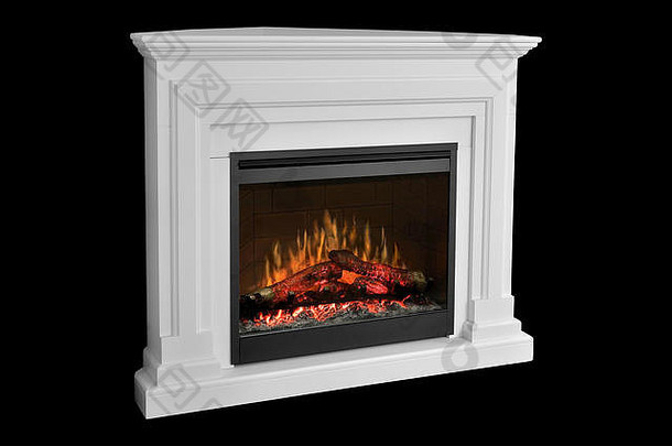 白色木制三角壁炉，火焰怒吼，经典优雅的设计。在黑色背景上隔离，包括剪辑路径。壁炉