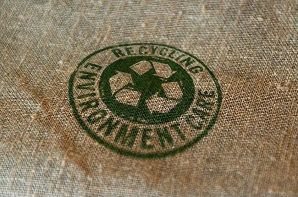 印在亚麻布袋上的回收邮票。回收符号、箭头、可回收材料、<strong>环保</strong>和地球<strong>安全</strong>概念。