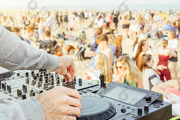 关闭dj的手玩音乐转盘海滩聚会，派对节日人群人跳舞有趣的俱乐部户外