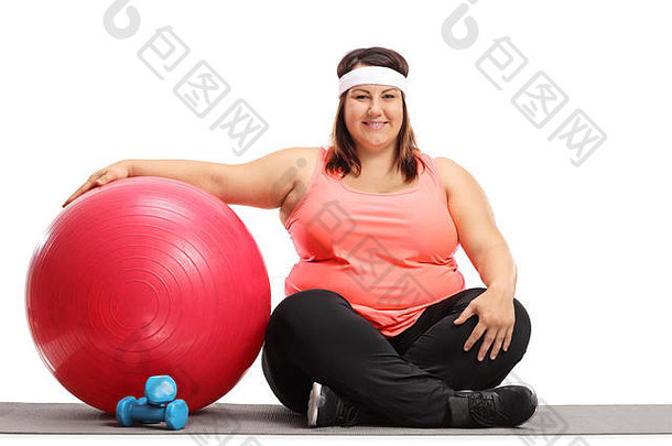 超重女人普拉提球哑铃坐着锻炼席孤立的白色背景