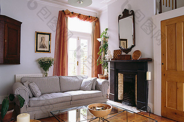 灰色的条纹沙发现代玻璃罩的擦身而过传统的白色生活房间桃子<strong>窗帘</strong>窗口