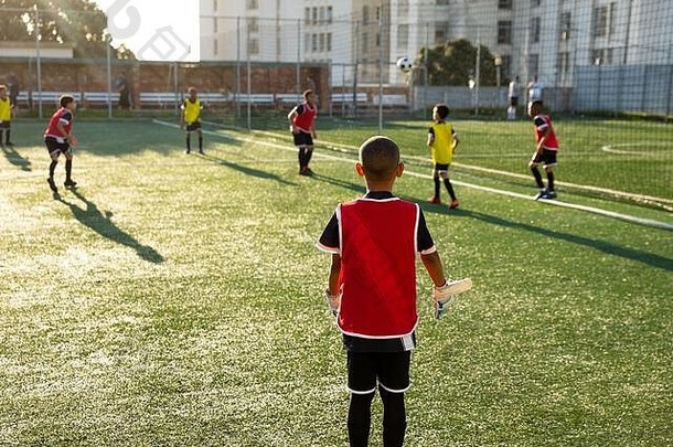 孩子们培训玩足球场