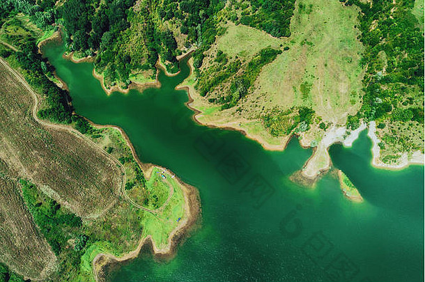 从空中俯瞰山林之间的湖泊。