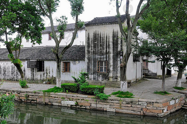中国建筑和中国江苏省同里镇风景区内的水渠。