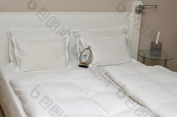 带枕头、床上用品和闹钟的床，显示从1点到6点