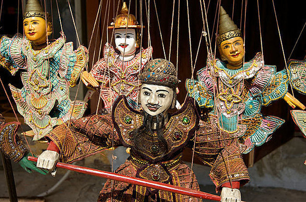 老挝琅勃拉邦一家商<strong>店门</strong>口悬挂着四个传统的缅甸木偶