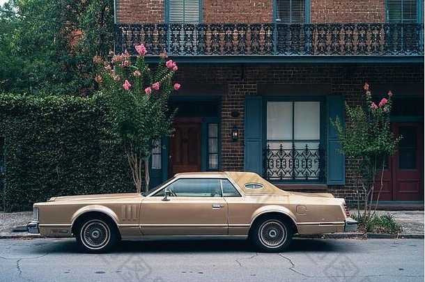 <strong>美国</strong>佐治亚州萨凡纳市，一辆20世纪70年代的古董车停在一座优雅的南方老城前。1977年建造的1970年代双门豪华轿跑车-