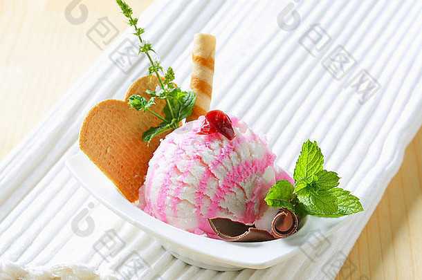一勺用薄饼和香草装饰的冰淇淋