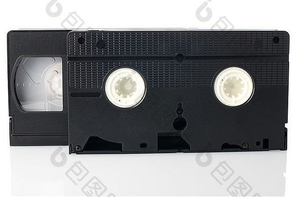 白色背景上隔离的旧VHS录像带。
