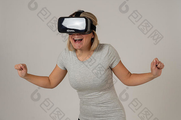 惊奇的女人获得了使用虚拟现实耳机眼镜的经验，对模拟感到兴奋，探索虚拟现实，与人互动