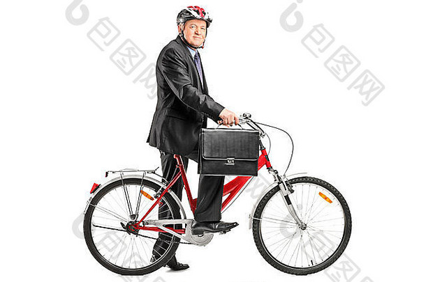 一位成熟商人的全长肖像，白色背景上有一辆自行车