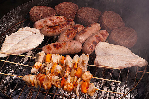 食品汉堡包、牛肉汉堡、香肠、鸡肉和烤肉串在吧台上烹饪