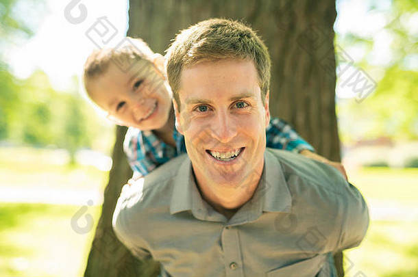 一位父亲和他的儿子在公园里玩得很开心