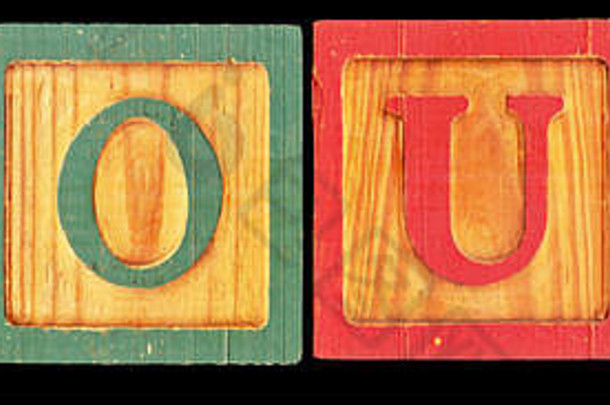 高分辨率扫描旧玩具木块拼出单词“汤”。这是孤立的黑色背景。