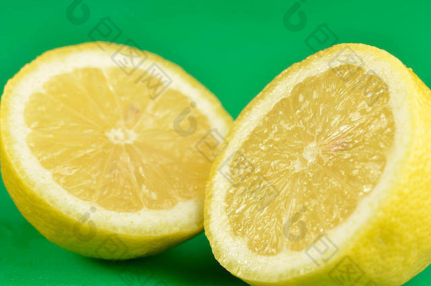 绿色砧板上的柠檬，正确的食品卫生颜色砧板