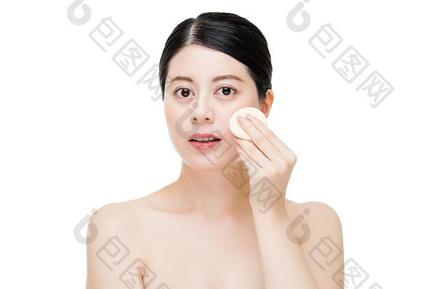 美亚洲女人应用化妆海绵粉泡芙孤立的白色背景