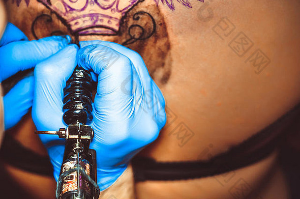 的纹身显示过程使纹身手持有纹机