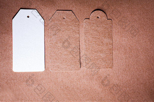 工艺纸背景上三种不同形状的纸标签