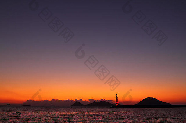 日落时的海景。海岸上的灯塔。图尔古特雷斯海滨小镇和壮观的日落