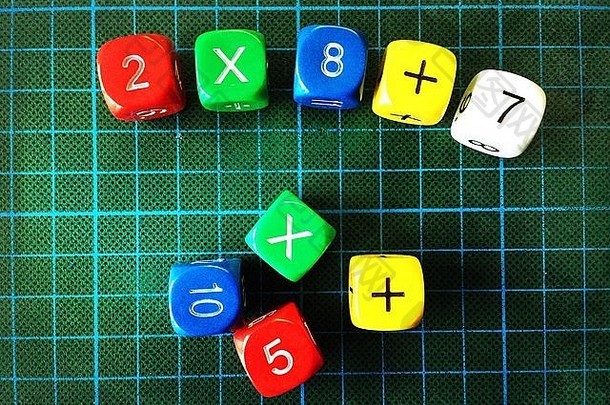 用于练习算术的彩色骰子上的数字和算术运算符
