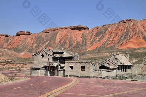 位于中国甘肃省的张掖国家地质公园以岩石不同寻常的颜色而闻名，这些岩石光滑、锐利，并且有几百种颜色