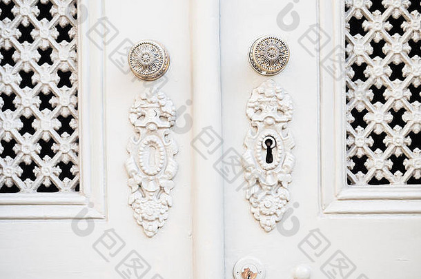 葡萄牙里斯本旧白门的钥匙孔和把手。