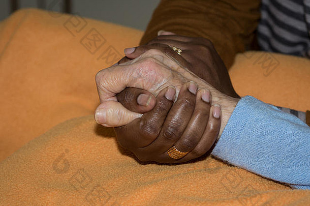 护士牵着一位年长妇女的手。帮手理念，关爱老人。