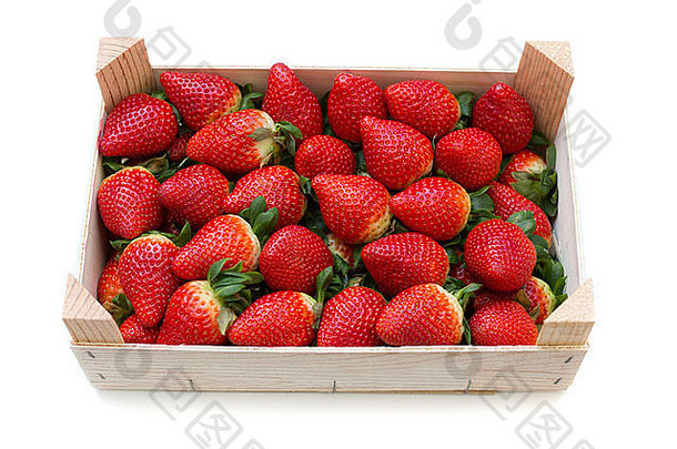 新鲜、芳香、成熟的草莓装在白色背景的木盒中。