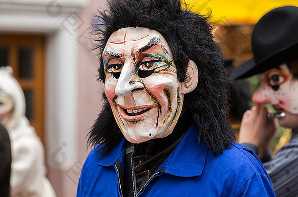 瑞士巴塞尔狂欢节的游行，小丑们穿着五颜六色的服装向观众投掷五彩纸屑。这是一个传统的狂欢节。