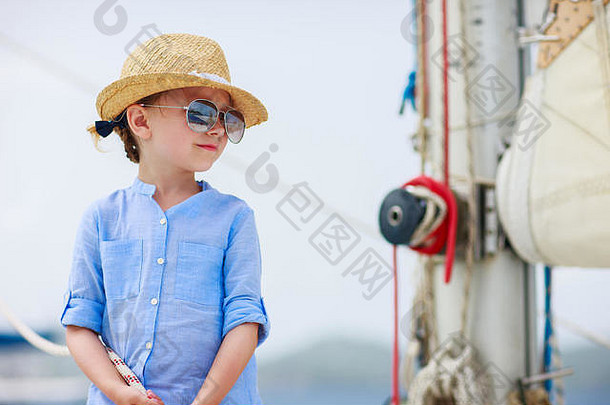 可爱的女孩享受航行奢侈品双体船游艇