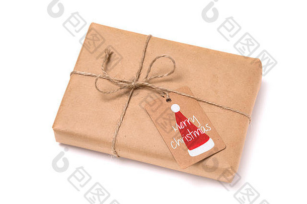 牛皮纸包装的圣诞礼品盒。在白色背景上隔离