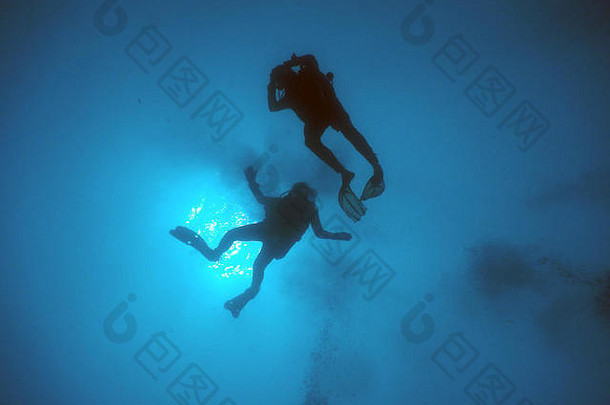 在地中海清澈的海水中潜水。潜水员轮廓的水下照片。水下闪电条件。