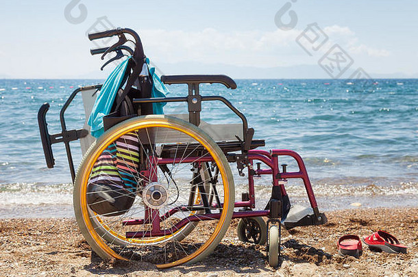 轮椅海滩蓝色的海夏天