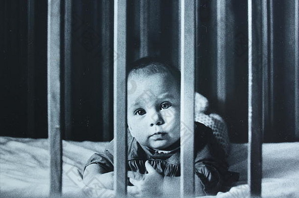 细黑色的白色艺术摄影婴儿国婴儿床